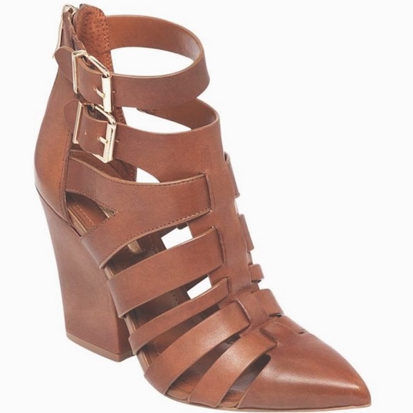 NEW BCBG Leather Chunky Heel with Gold Hardware Sandals - Picture 1 of 4